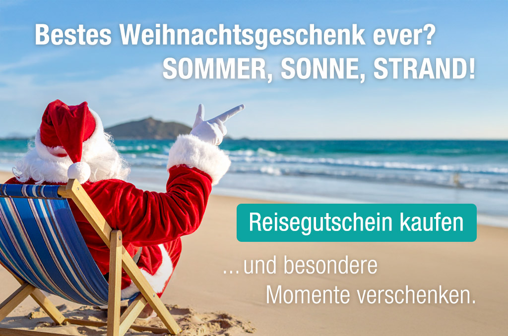 Weihnachtsmann in rotem Anzug sitzt im Liegestuhl am Sandstrand mit dem Meer im Hintergrund und deutet auf den Text "Reisegutschein kaufen" für Sommer, Sonne, Strand. Weihnachtsmann in rotem Anzug sitzt im Liegestuhl am Sandstrand mit dem Meer im Hintergrund und deutet auf den Text "Reisegutschein kaufen" für Sommer, Sonne, Strand.