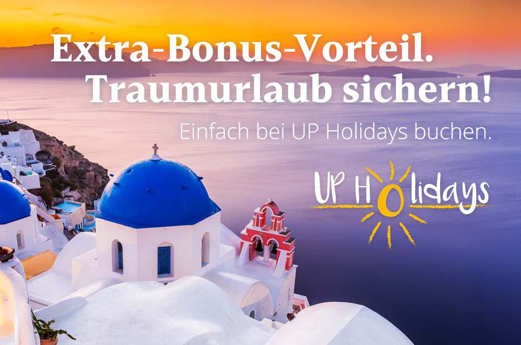 Sonnenuntergang über Santorini mit den ikonischen weißen Häusern und blauen Kuppelkirchen, bewirbt 7% Bonus auf Reisen bei UP Holidays. Sonnenuntergang über Santorini mit den ikonischen weißen Häusern und blauen Kuppelkirchen, bewirbt 7% Bonus auf Reisen bei UP Holidays.
